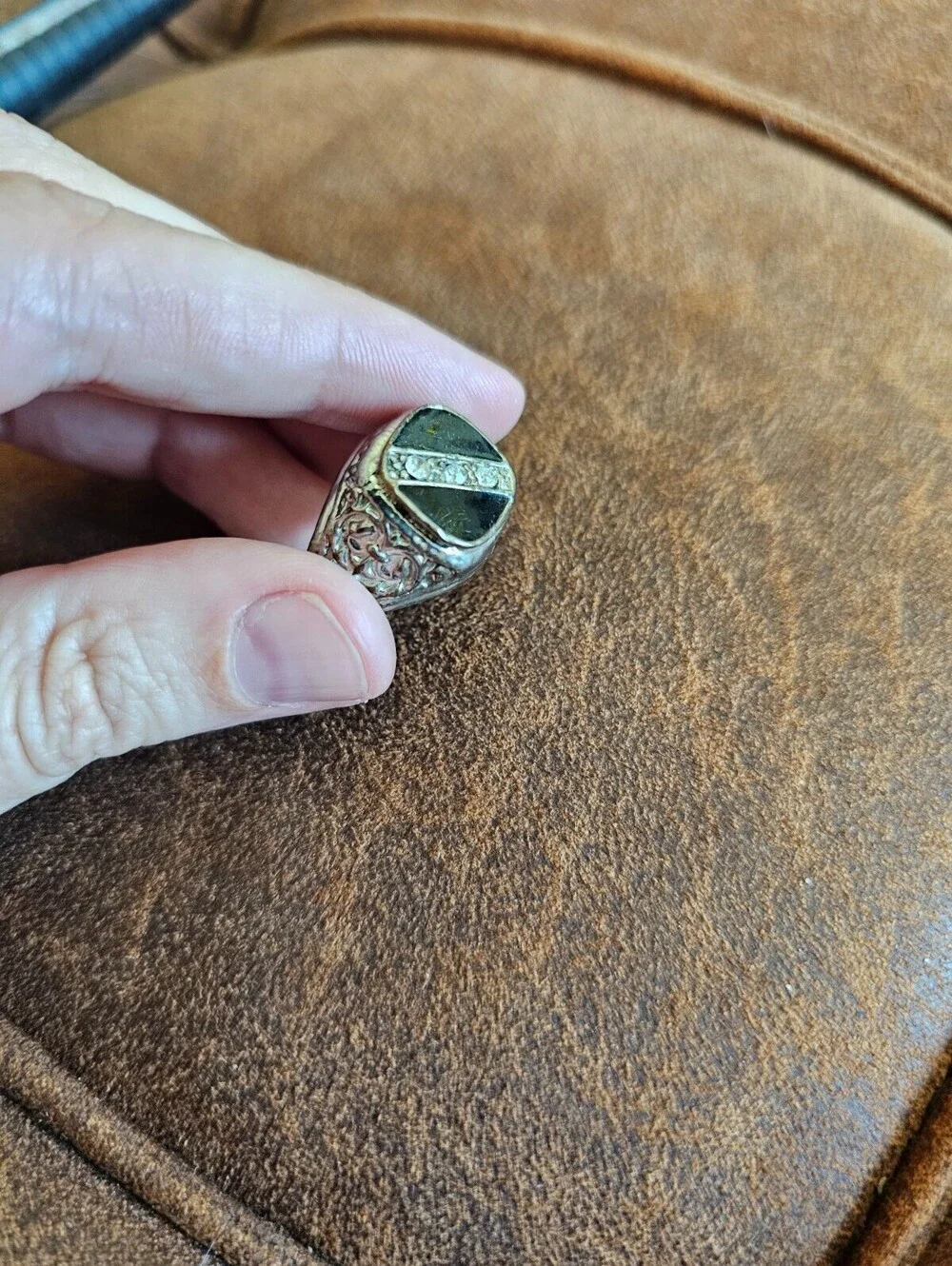 Vintage men's signet-style ring Sz 9 Gold Tone & Black w/ Stones